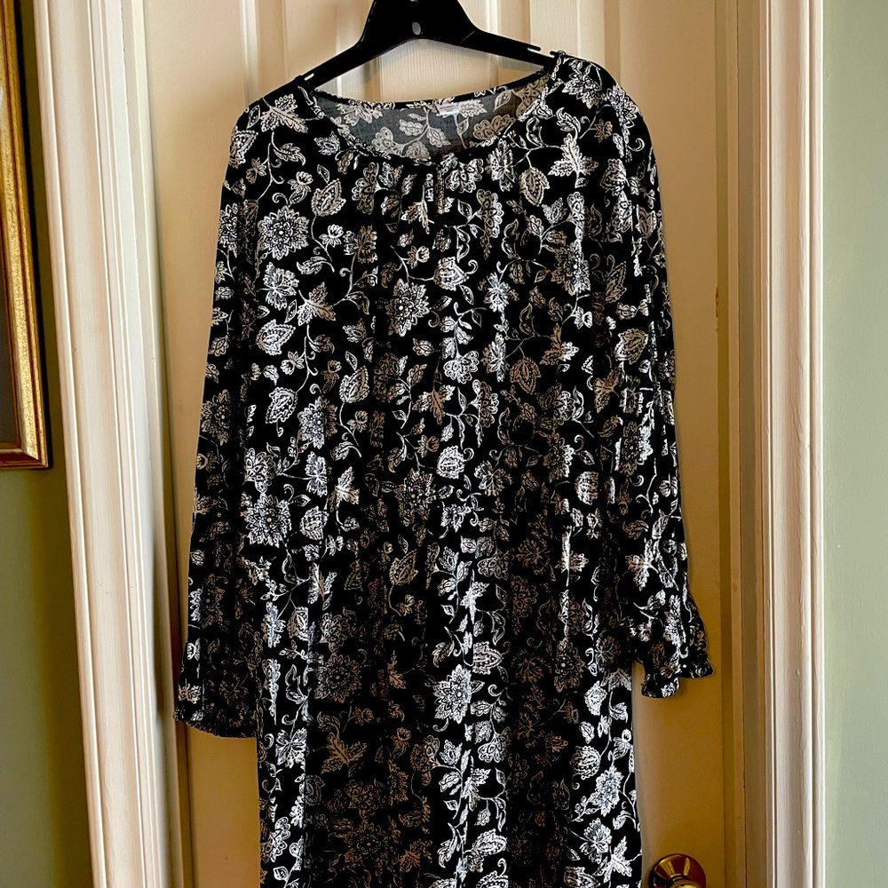 Black and white long sleeve lightweight dress size 2X